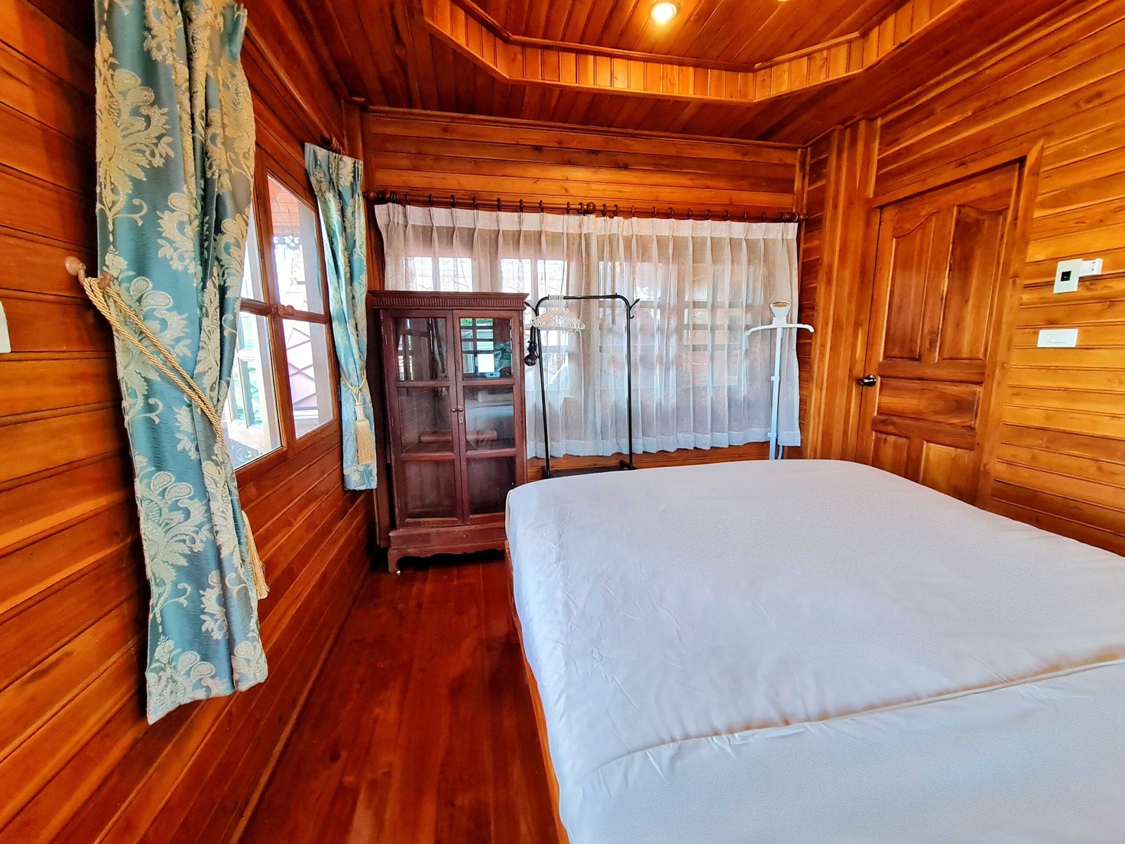 wooden-house-bedroom-1-(11)_optimized