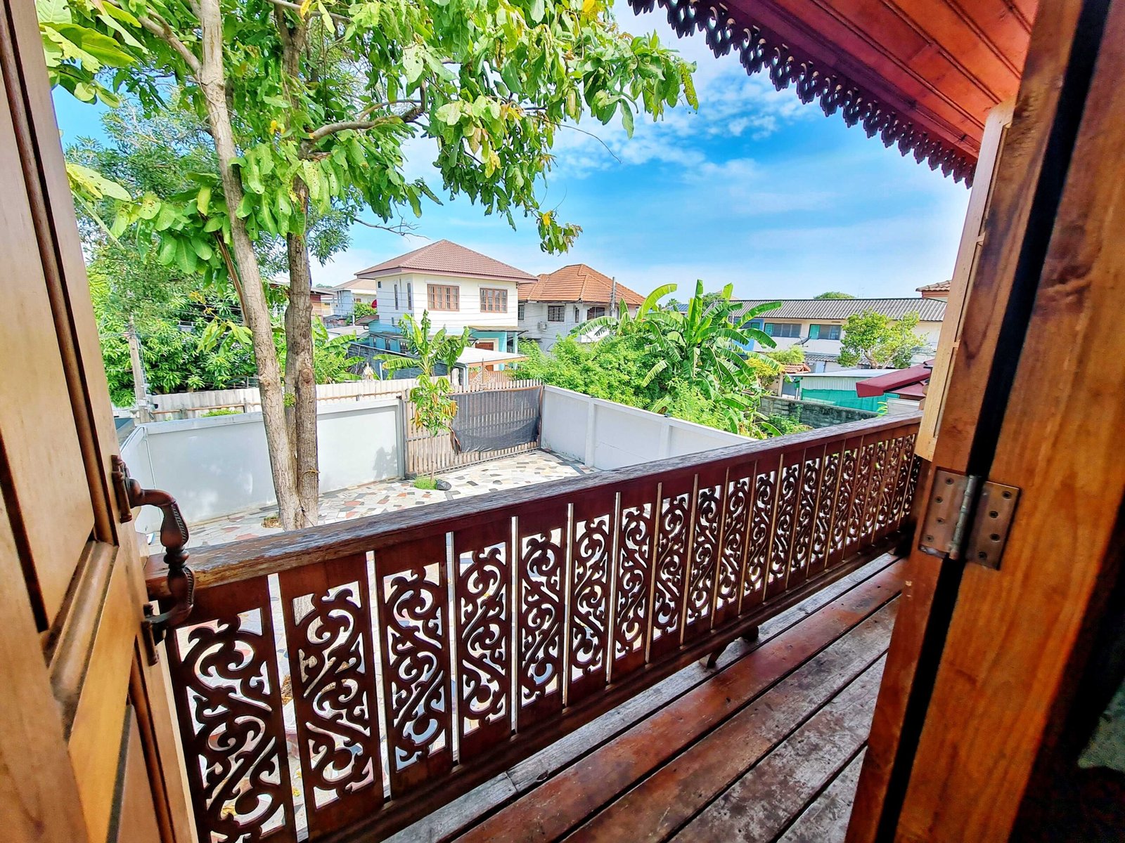 wooden-house-bedroom-1-(14)_optimized