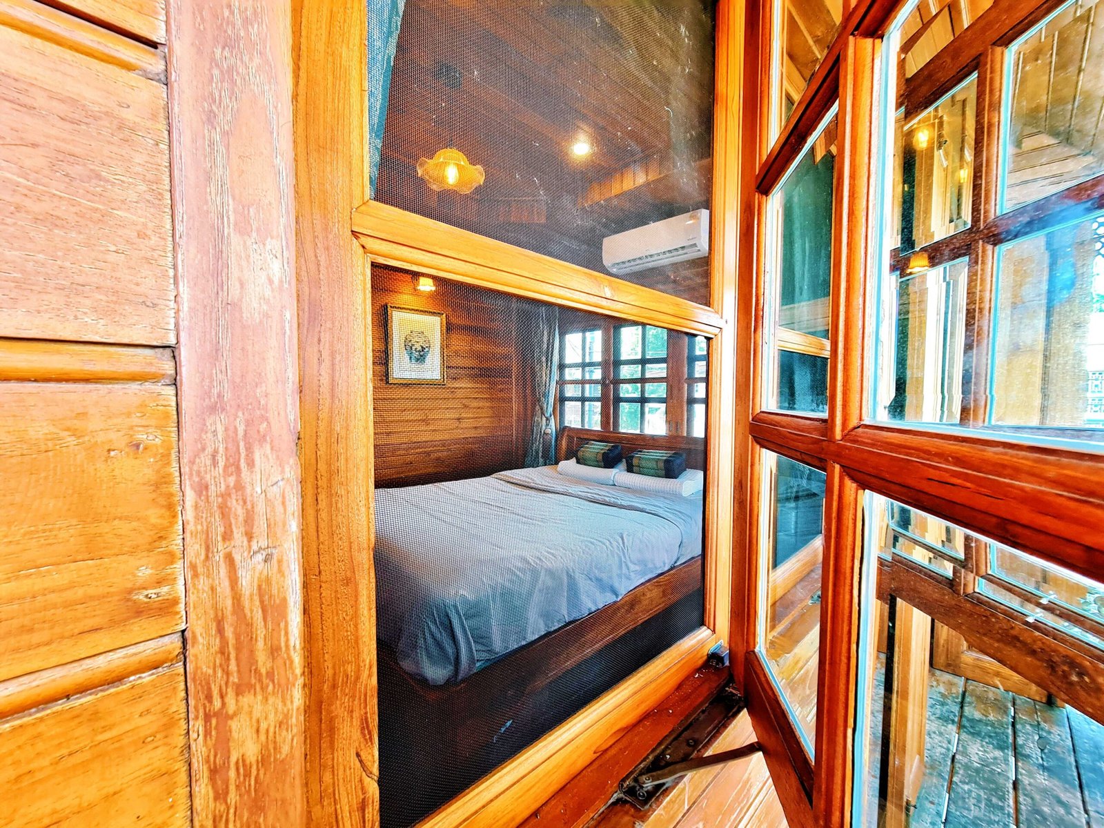 wooden-house-bedroom-1-(15)_optimized