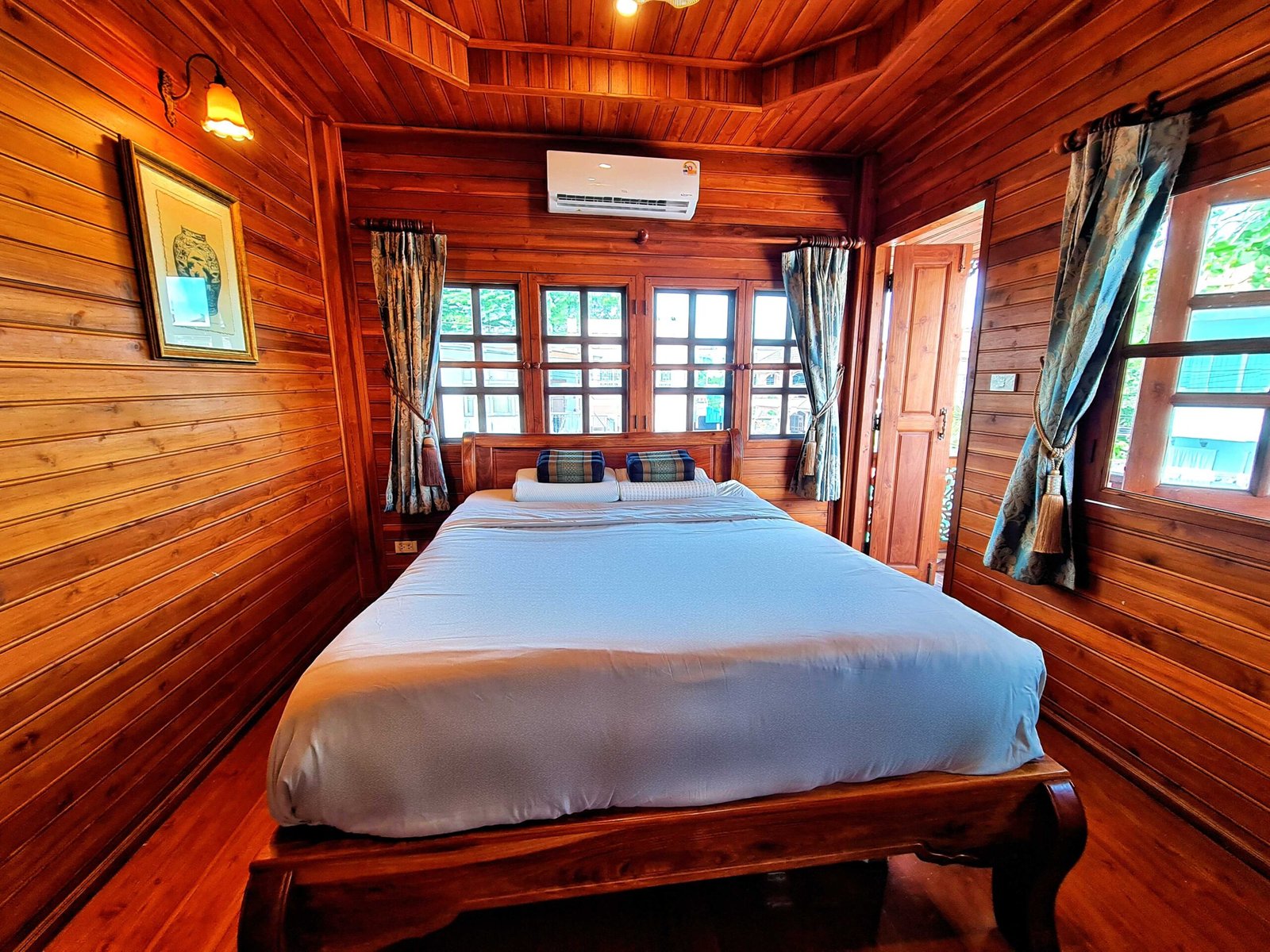 wooden-house-bedroom-1-(3)_optimized