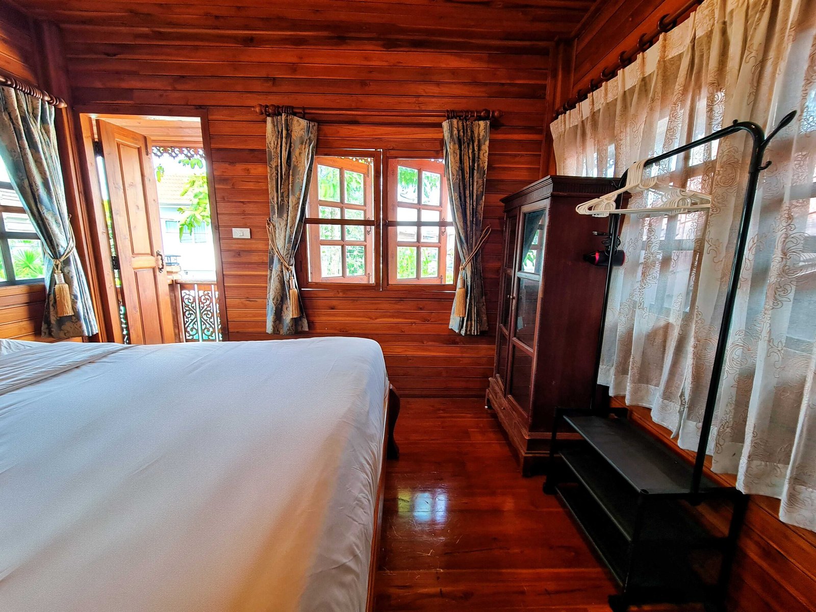 wooden-house-bedroom-1-(5)_optimized