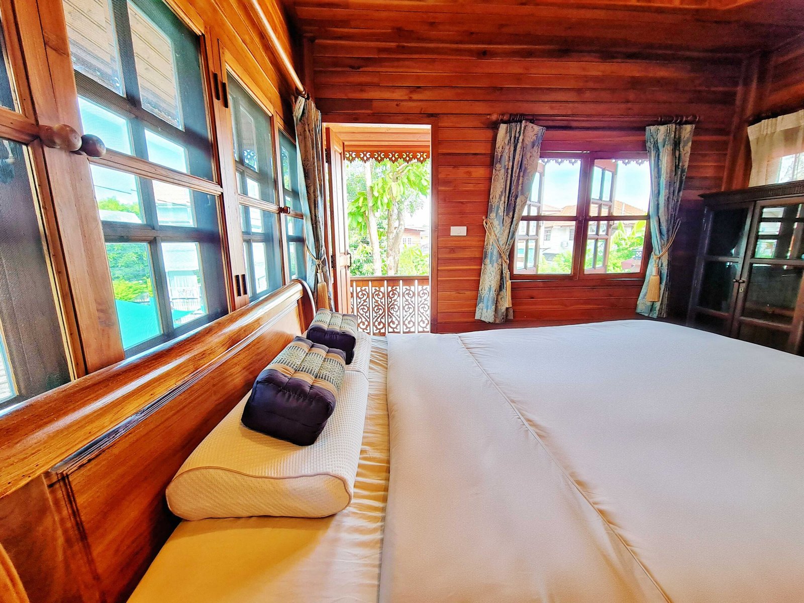 wooden-house-bedroom-1-(8)_optimized